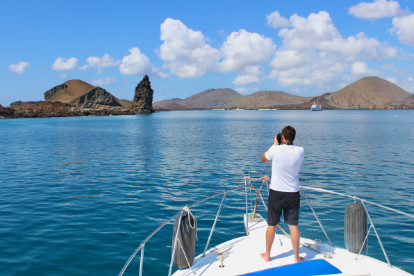 Persona tomando una foto al pináculo de la isla Bartolomé Galápagos