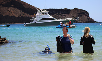 Personas haciendo snorkeling en la isla Bartolomé Galápagos