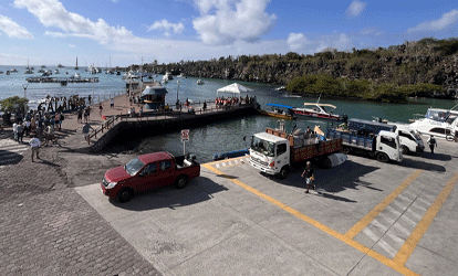 Muelle de puerto Ayora preparando embaraciones para el tour Enderby-Punta Cormorant.