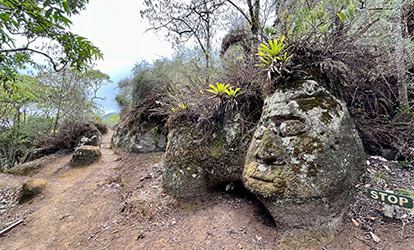 Bustos tallados en la roca.