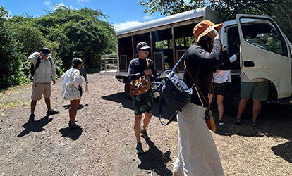 Transporte en chiva en la isla Floreana.