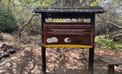 Letrero de ingreso al centro de crianza Arnaldo Tupiza en la isla Isabela.