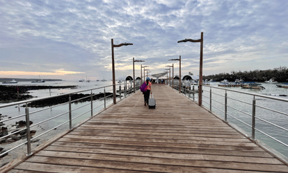 Persona caminando por el muelle, islas Galapagos.