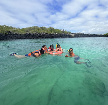 Personas haciendo snorkeling en la isla Isabela.