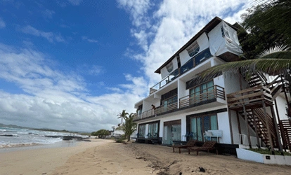 Guía explicando la ruta hasta el volcán sierra negra y minas de azufre.