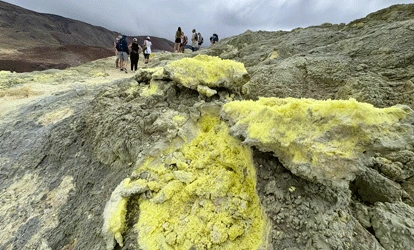 Personas caminando hacia las minas de azufre.