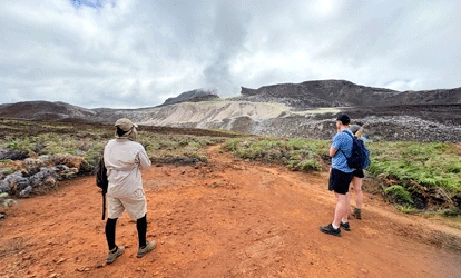 Personas caminando hacia las minas de azufre.