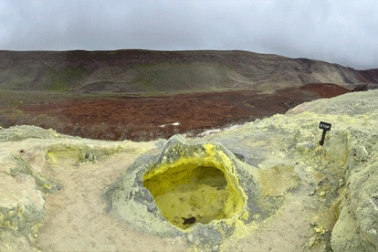 Personas caminando a las minas de azufre del volcán siera negra.