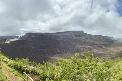 Personas caminando a las minas de azufre del volcán siera negra.