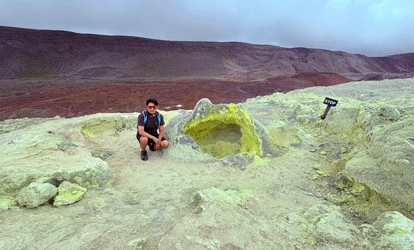 Personas caminando hacia las minas de azufre.