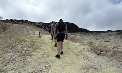 Persona en las minas de azufre.