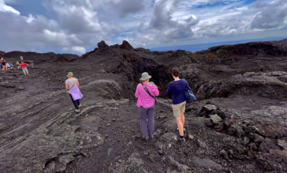 Personas caminando al volcán Chico