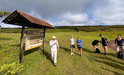 Guide explaining the route to the Sierra Negra volcano.