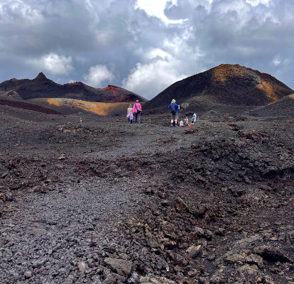 Personas caminando al volcán chico.