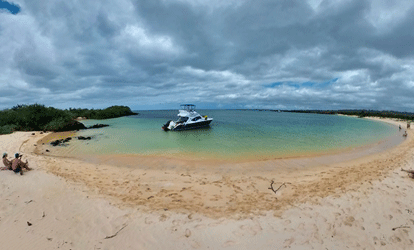 Playa de Bahia Borreros con marea tranquila y ferry atracado.