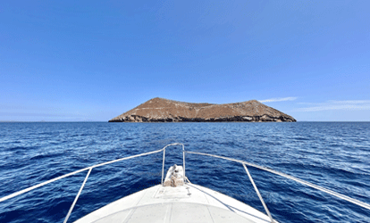 Isla Daphne vista desde la cubierta de un Ferry.