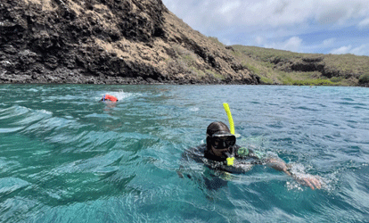 Persona realiza snorkel en frente de Bahía Pingüino.
