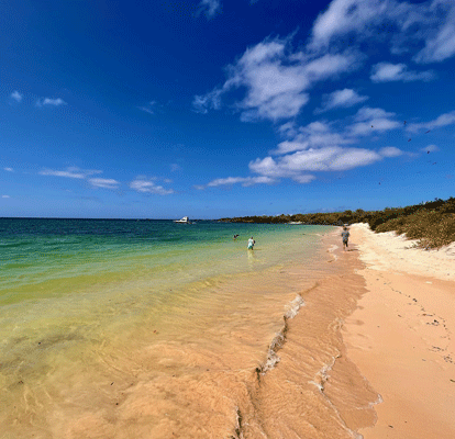 Personas caminando en la playa de Bahia Borrero.